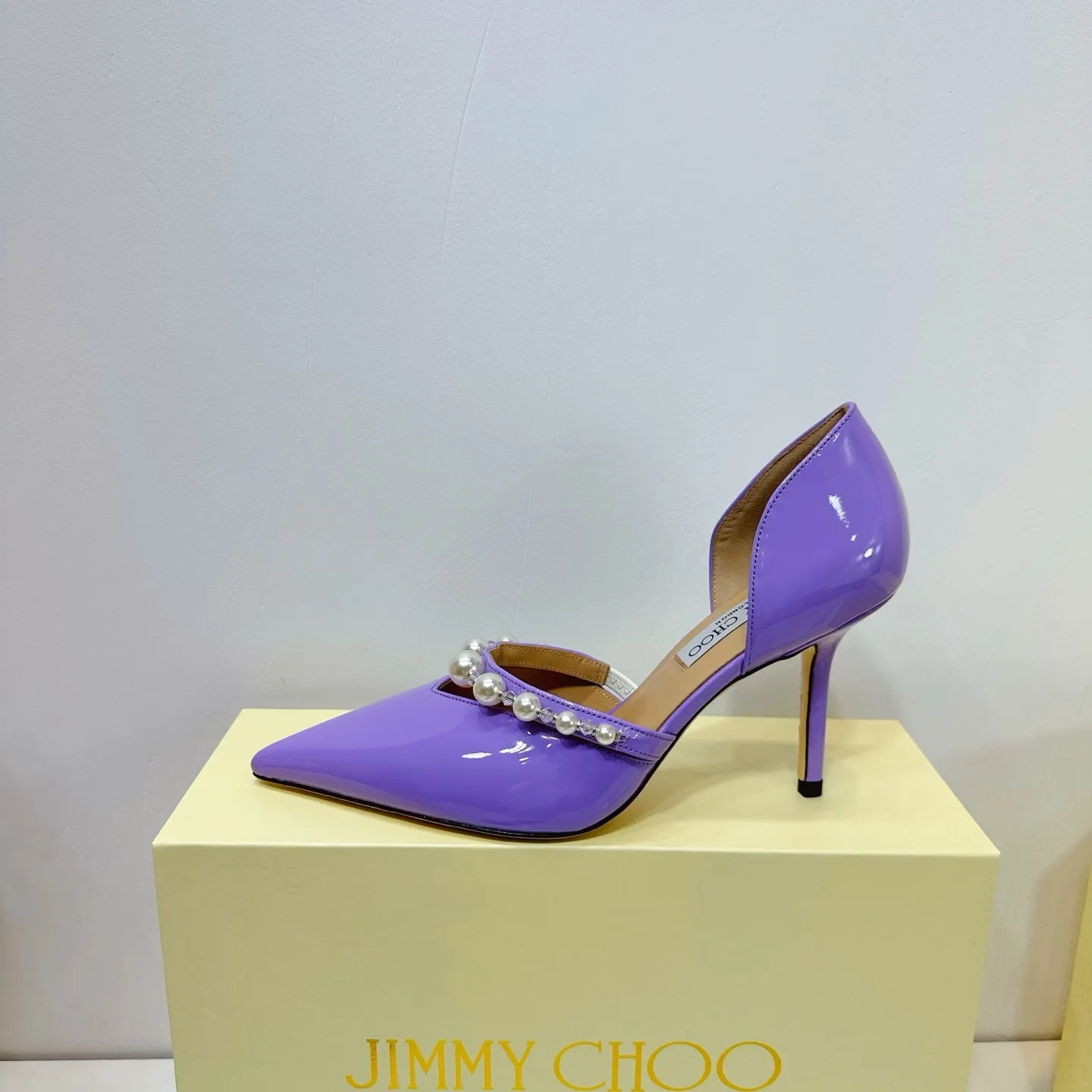 👟👟Ex-factory price 620👟👟 JIMMY CHOO (Jimmy CHOO) 💝💝💝 is a very comprehensive noble fashion lifestyle brand, with a series of women's high-heeled, medium-heeled, flat-heeled sandals with the same straps from major fashion bloggers and celebrities in Hong Kong and the United States.  The Australian pointed toe, round toe and square toe series are simply beautiful. Fall in love with elegance and playful sense of the future. Just by looking at them, you want to own them immediately, but you can really think about a pair of exquisite high heels~~~~~~~~~~~~~~~~~ 💝This series is specially designed for extraordinary and indifferent ladies, thus creating a unique overall effect, Jimmy Choo Design products that inspire women to move forward and show their charm💝💝💝 1⃣️Material: Imported patent leather 2⃣️Inner: Imported Italian lambskin, super soft and delicate 3⃣️Outsole: Imported Italian original original color genuine leather outsole Heel height 8.5 4⃣️Code number: 35 to 39 (34.40.41.42. Customized)